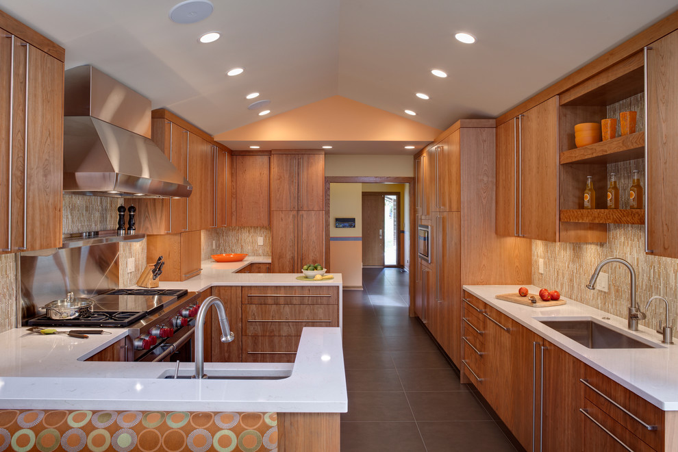 Moderne Küche mit Unterbauwaschbecken, flächenbündigen Schrankfronten, hellbraunen Holzschränken und Elektrogeräten mit Frontblende in Chicago