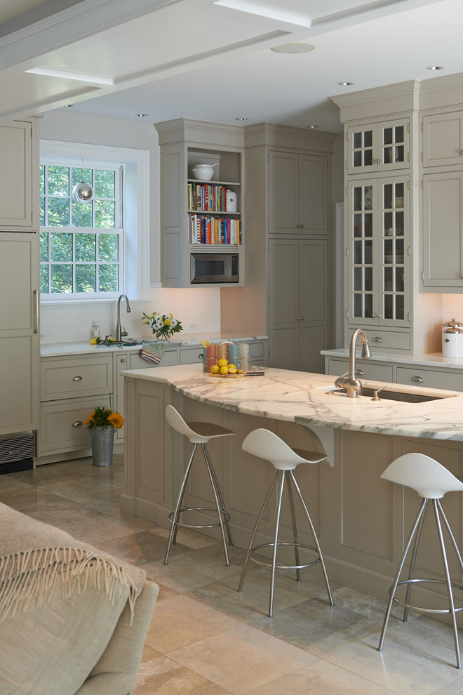 Klassische Küche mit Unterbauwaschbecken, Schrankfronten im Shaker-Stil, grauen Schränken, Küchenrückwand in Weiß und Elektrogeräten mit Frontblende in Baltimore