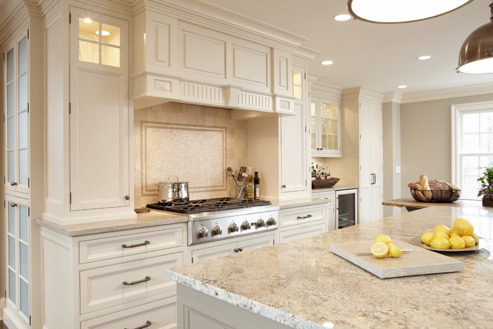 Exempel på ett klassiskt kök och matrum, med vita skåp, marmorbänkskiva, beige stänkskydd, stänkskydd i keramik och rostfria vitvaror