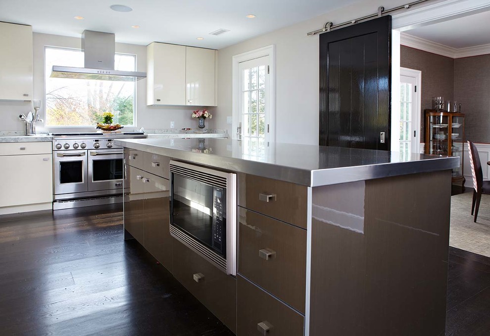 Foto de cocina comedor actual con fregadero sobremueble, puertas de armario beige, encimera de acero inoxidable y electrodomésticos de acero inoxidable