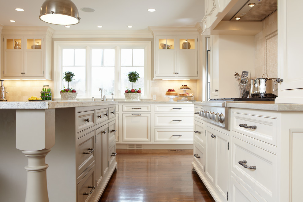 Foto de cocina comedor clásica con fregadero bajoencimera, puertas de armario blancas, encimera de mármol, salpicadero beige y electrodomésticos de acero inoxidable