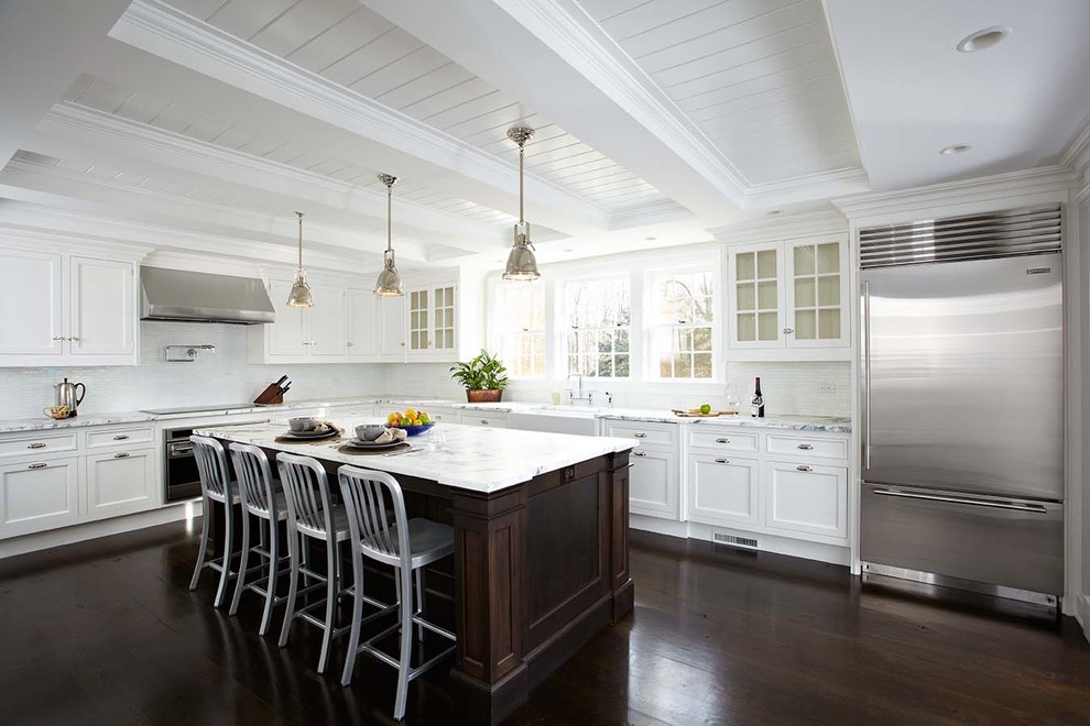 Exempel på ett klassiskt kök och matrum, med en rustik diskho, luckor med profilerade fronter, vita skåp, marmorbänkskiva, flerfärgad stänkskydd och rostfria vitvaror