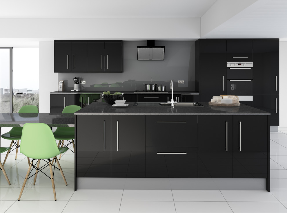 Esempio di una cucina minimal chiusa e di medie dimensioni con ante lisce, ante nere, paraspruzzi grigio e elettrodomestici da incasso