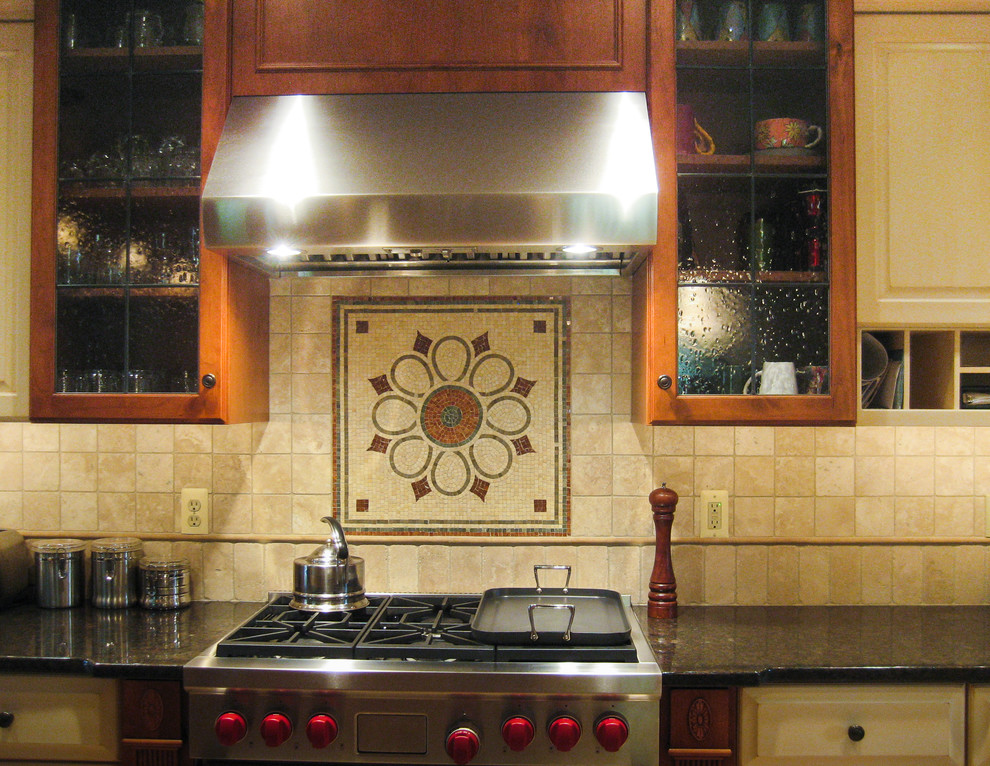 Design ideas for a classic kitchen in Detroit.