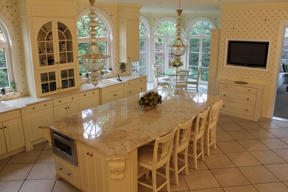 Exempel på ett stort klassiskt kök, med luckor med infälld panel, vita skåp, rostfria vitvaror, klinkergolv i keramik och flera köksöar