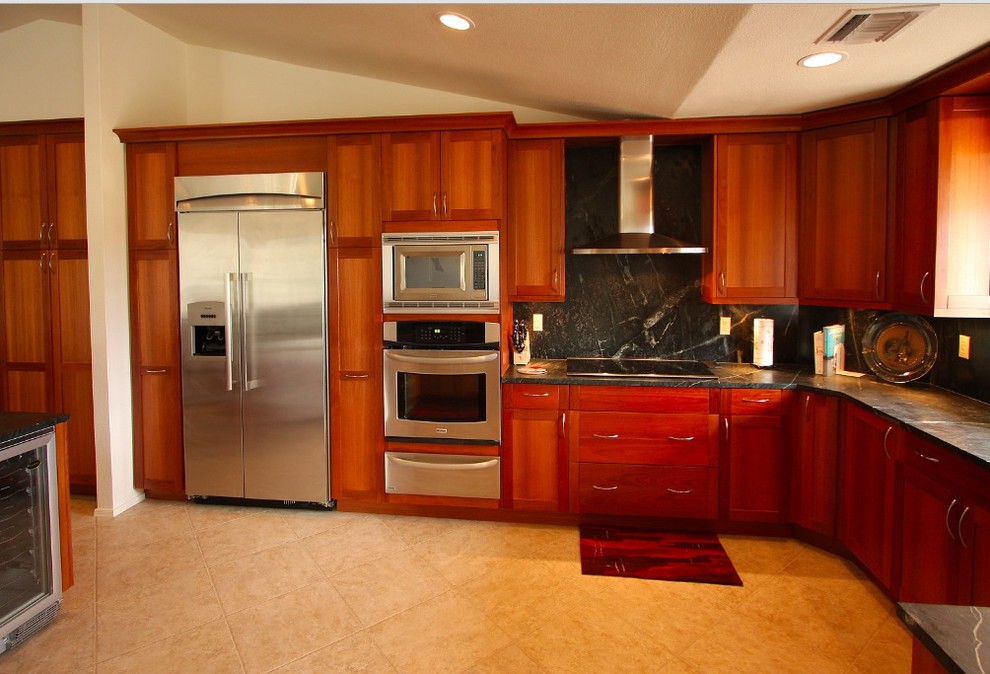 Foto på ett mellanstort vintage kök, med luckor med infälld panel, skåp i mellenmörkt trä, marmorbänkskiva, svart stänkskydd, stänkskydd i sten, rostfria vitvaror, klinkergolv i keramik och en köksö