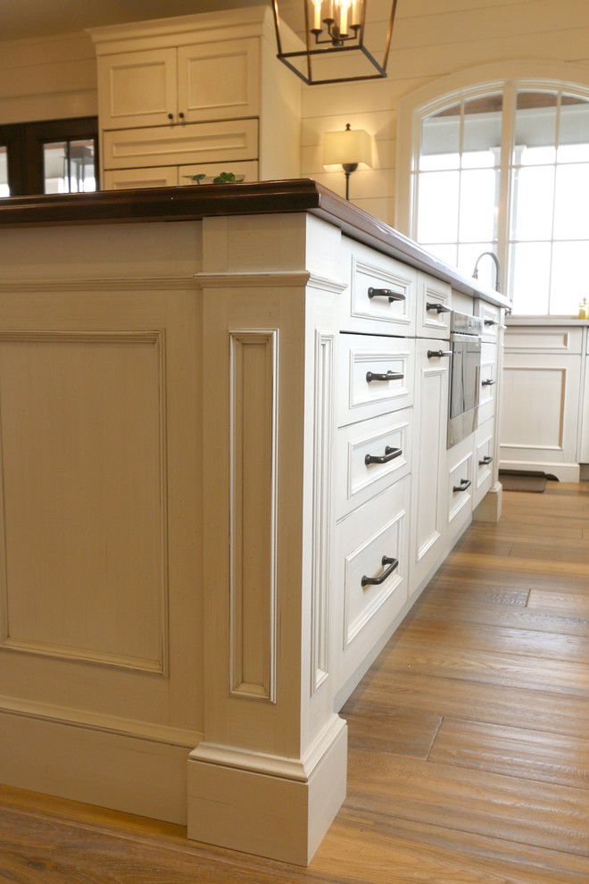 Example of a kitchen design in New Orleans