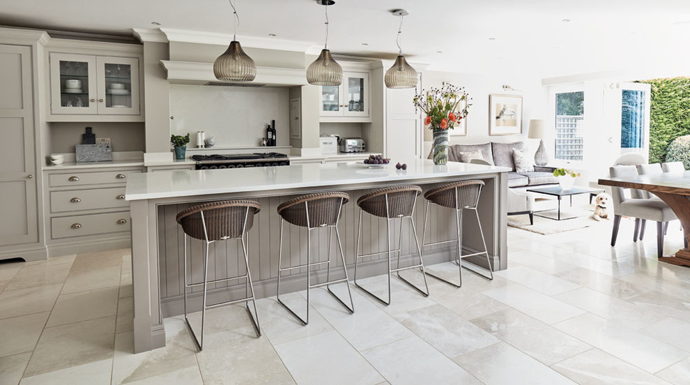 Immagine di una cucina contemporanea di medie dimensioni con ante in stile shaker, ante grigie, elettrodomestici neri e pavimento beige