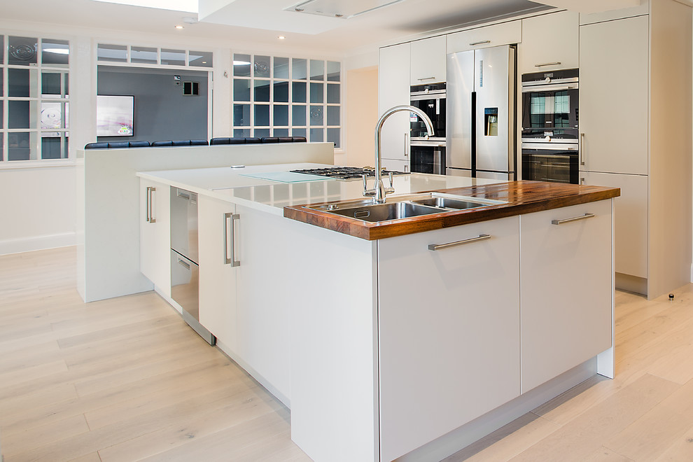 Kitchen - contemporary kitchen idea in Hampshire