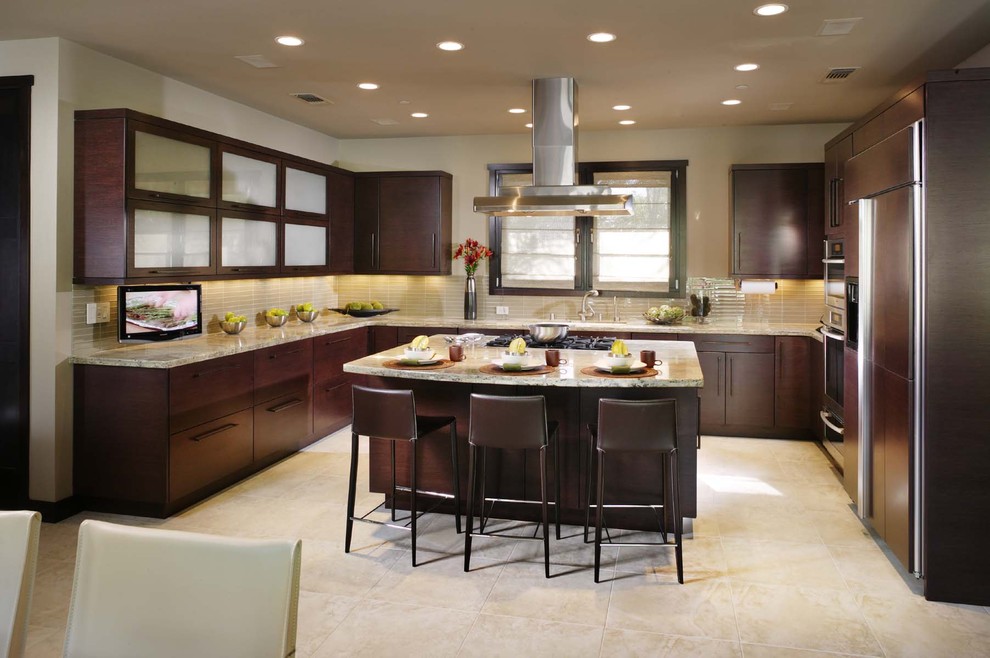 サクラメントにあるコンテンポラリースタイルのおしゃれなキッチン (パネルと同色の調理設備、フラットパネル扉のキャビネット、濃色木目調キャビネット) の写真