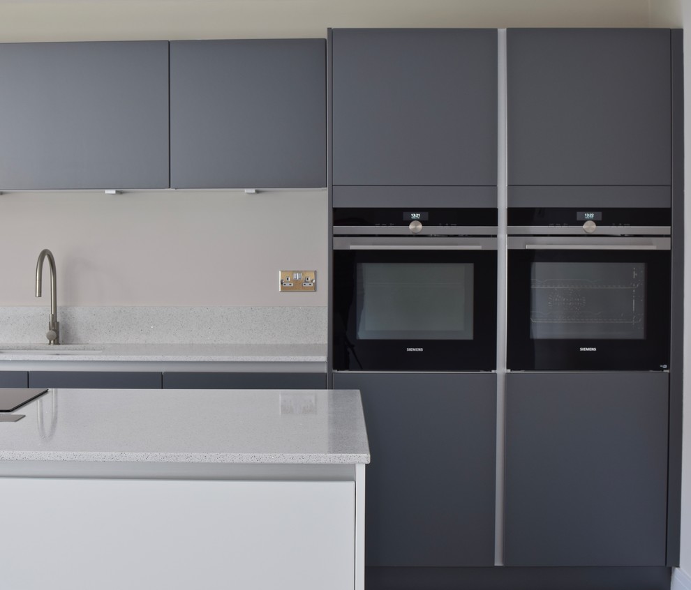 Idee per una cucina minimal di medie dimensioni con ante grigie, top in quarzite, elettrodomestici neri e pavimento con piastrelle in ceramica
