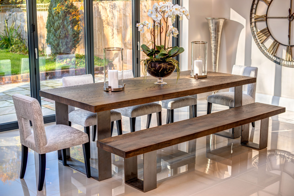 Exemple d'une salle à manger ouverte sur le salon tendance de taille moyenne avec un sol en carrelage de porcelaine et un sol beige.