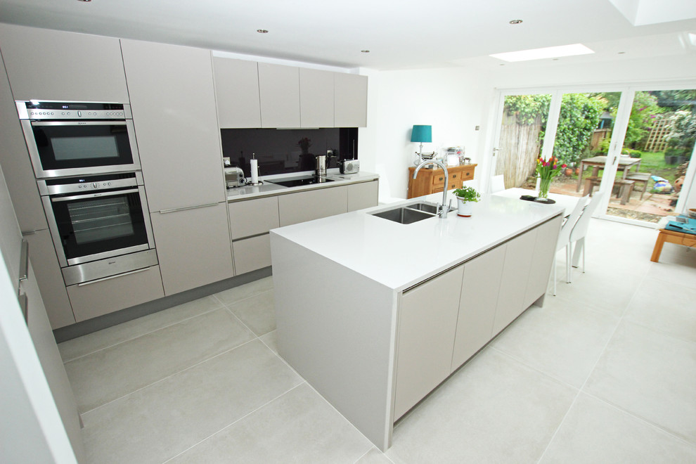 Photo of a modern kitchen/diner in London with an island.