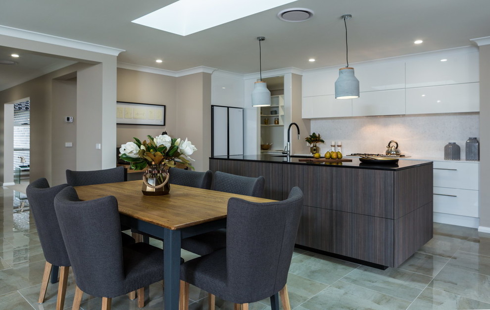 メルボルンにある中くらいなトランジショナルスタイルのおしゃれなキッチン (濃色木目調キャビネット、白いキッチンパネル) の写真