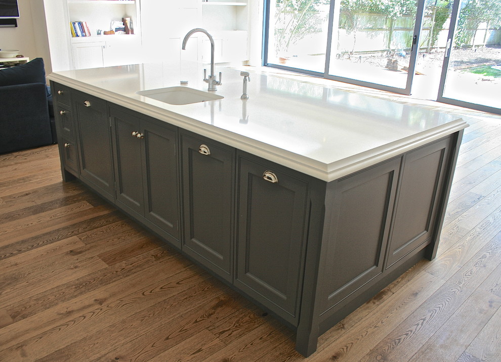 Immagine di una grande cucina chic con lavello sottopiano, top in quarzo composito, elettrodomestici in acciaio inossidabile e parquet scuro