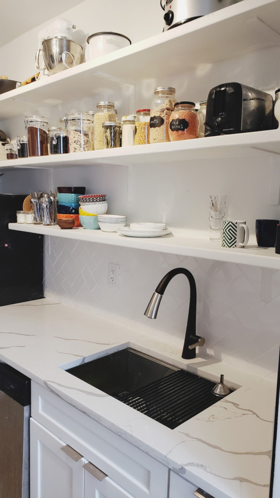 Foto di una piccola cucina minimalista con ante in stile shaker, ante bianche, top in quarzo composito, paraspruzzi bianco, paraspruzzi con piastrelle diamantate e top bianco