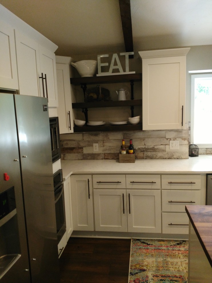 Inredning av ett klassiskt mellanstort kök, med en rustik diskho, skåp i shakerstil, vita skåp, träbänkskiva, grått stänkskydd, stänkskydd i marmor, rostfria vitvaror, mörkt trägolv, en köksö och brunt golv