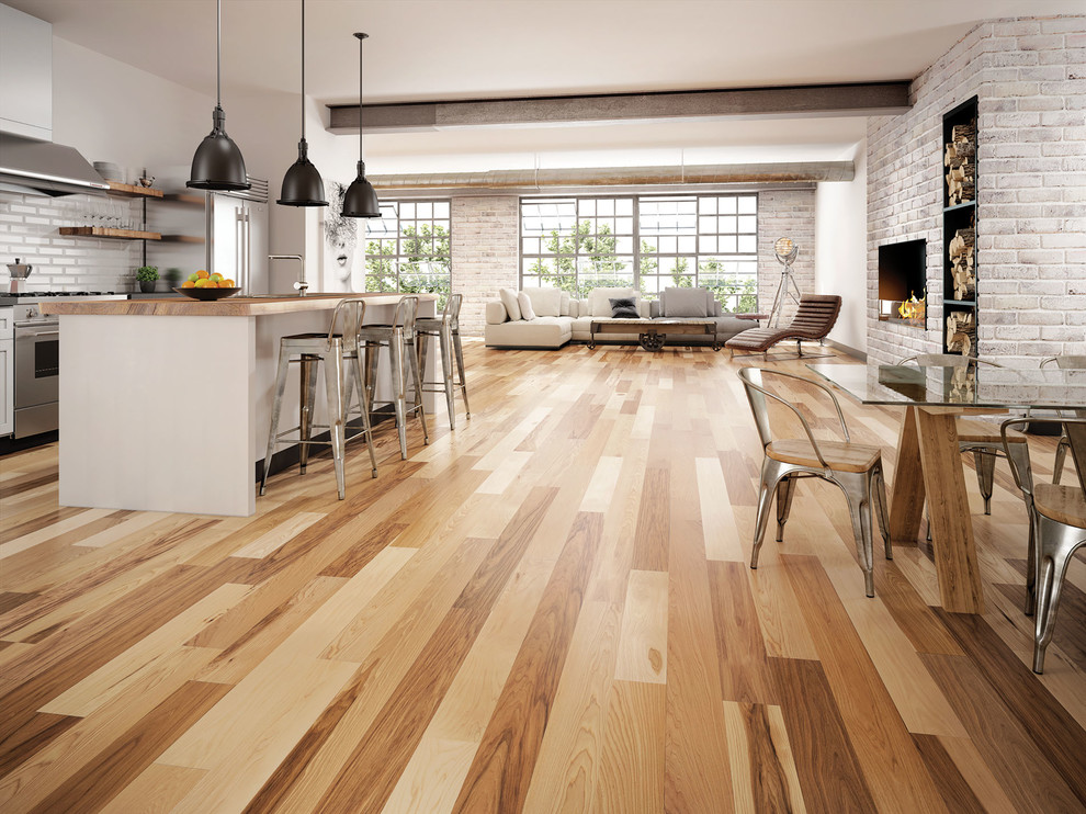 Foto di una cucina minimal di medie dimensioni con ante bianche, top in legno, paraspruzzi bianco, paraspruzzi in gres porcellanato, elettrodomestici in acciaio inossidabile, parquet chiaro, pavimento beige e top beige