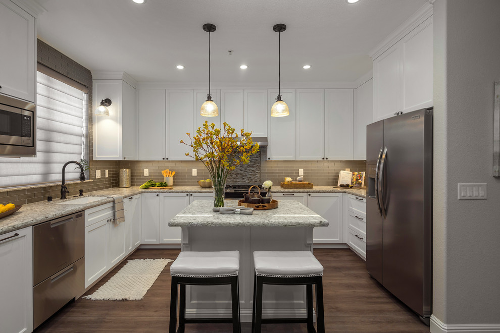 Exempel på ett mellanstort klassiskt flerfärgad flerfärgat kök, med en undermonterad diskho, skåp i shakerstil, vita skåp, bänkskiva i kvarts, grått stänkskydd, stänkskydd i keramik, rostfria vitvaror, klinkergolv i porslin, en köksö och brunt golv
