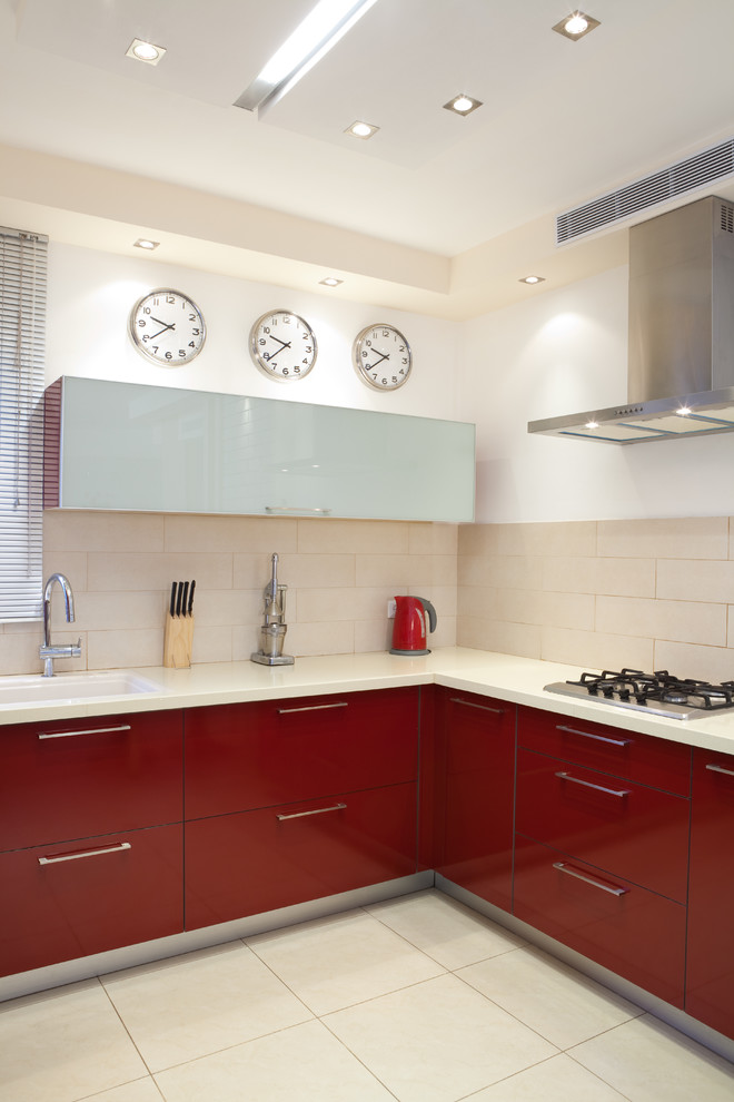 Moderne Küche in L-Form mit flächenbündigen Schrankfronten, roten Schränken und Küchenrückwand in Beige in Seattle