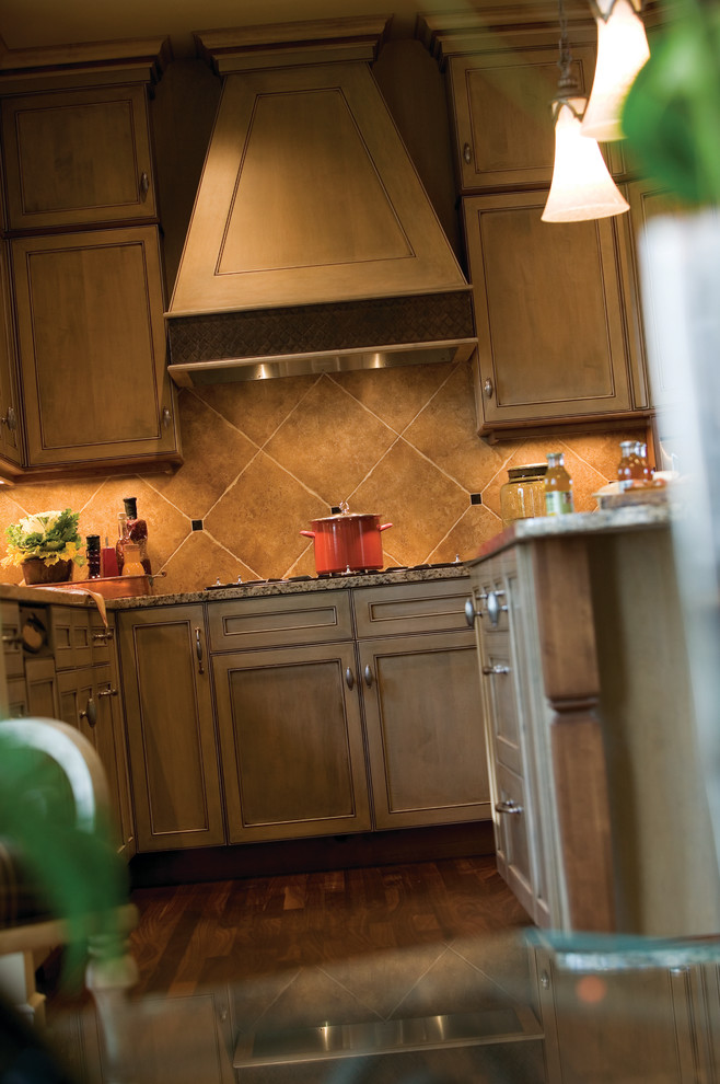 Foto di una cucina rustica con lavello sottopiano, ante grigie, paraspruzzi marrone, elettrodomestici da incasso, parquet scuro, ante lisce, top in granito e paraspruzzi in gres porcellanato
