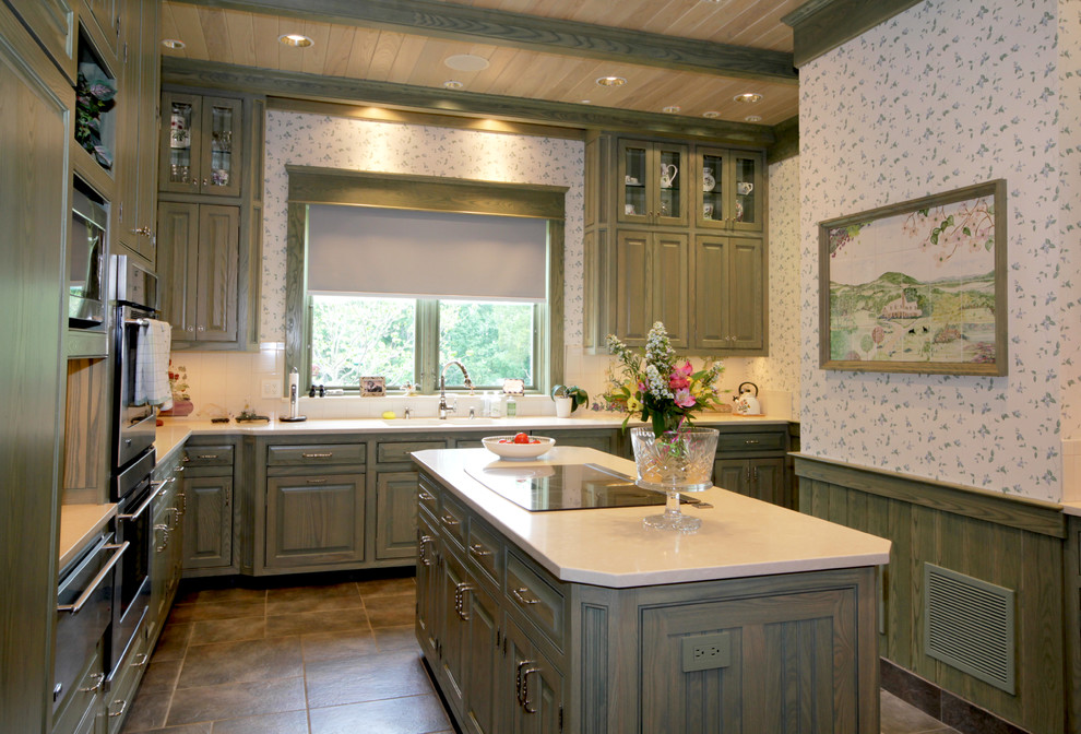 Große Landhausstil Küche in L-Form mit profilierten Schrankfronten, grünen Schränken, Küchenrückwand in Weiß, Schieferboden, Kücheninsel und Tapete in Richmond