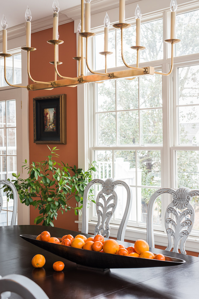 Exempel på ett stort eklektiskt orange oranget kök, med en undermonterad diskho, luckor med upphöjd panel, grå skåp, granitbänkskiva, grått stänkskydd, stänkskydd i mosaik, rostfria vitvaror, mellanmörkt trägolv, en köksö och brunt golv