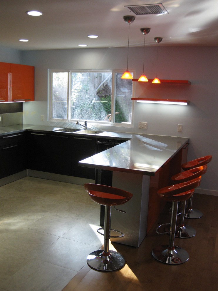 Idéer för mellanstora funkis kök, med en dubbel diskho, släta luckor, orange skåp, bänkskiva i rostfritt stål, stänkskydd med metallisk yta, stänkskydd i metallkakel, rostfria vitvaror, klinkergolv i keramik och en halv köksö