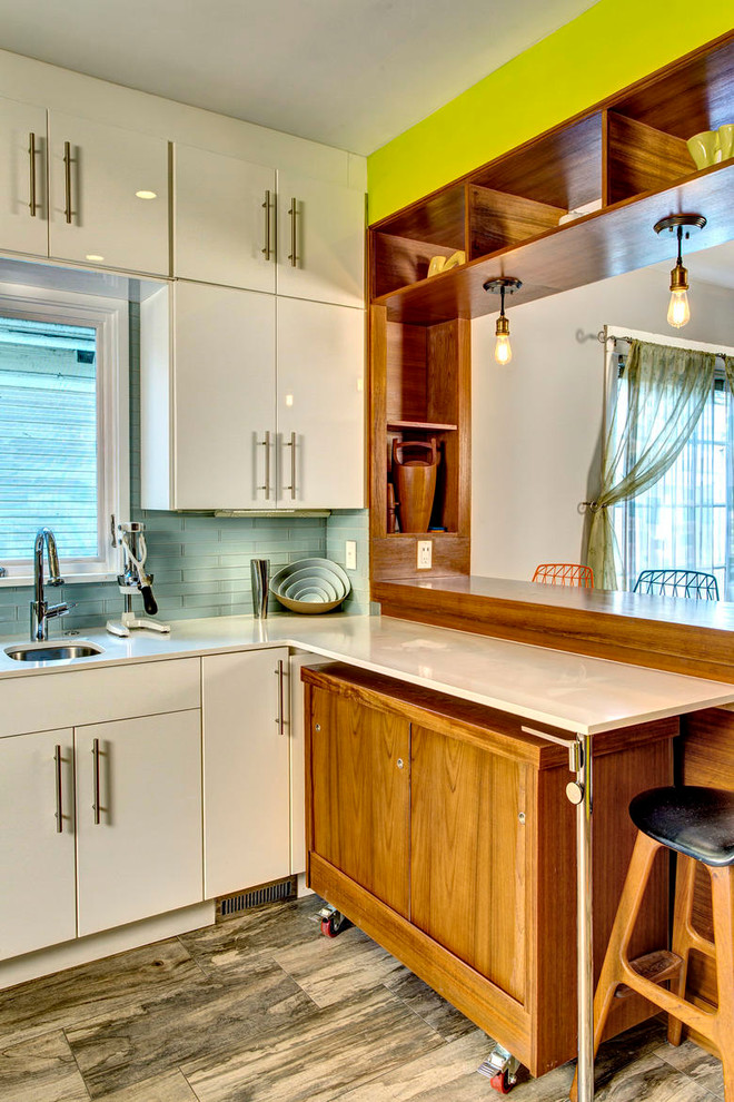 Стильный дизайн: кухня в стиле ретро с плоскими фасадами и фартуком из плитки кабанчик - последний тренд