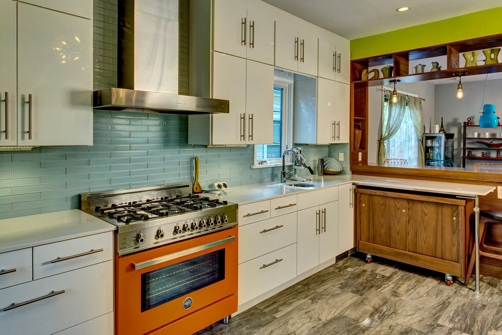 Retro Küche mit flächenbündigen Schrankfronten, weißen Schränken und Rückwand aus Metrofliesen in Seattle