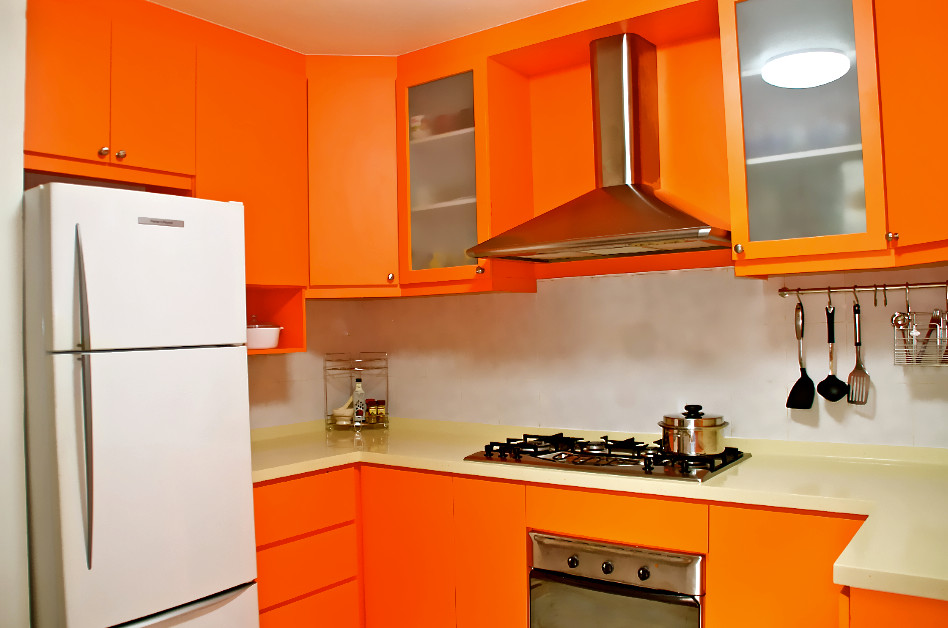 Idéer för ett modernt kök, med släta luckor, orange skåp och vita vitvaror