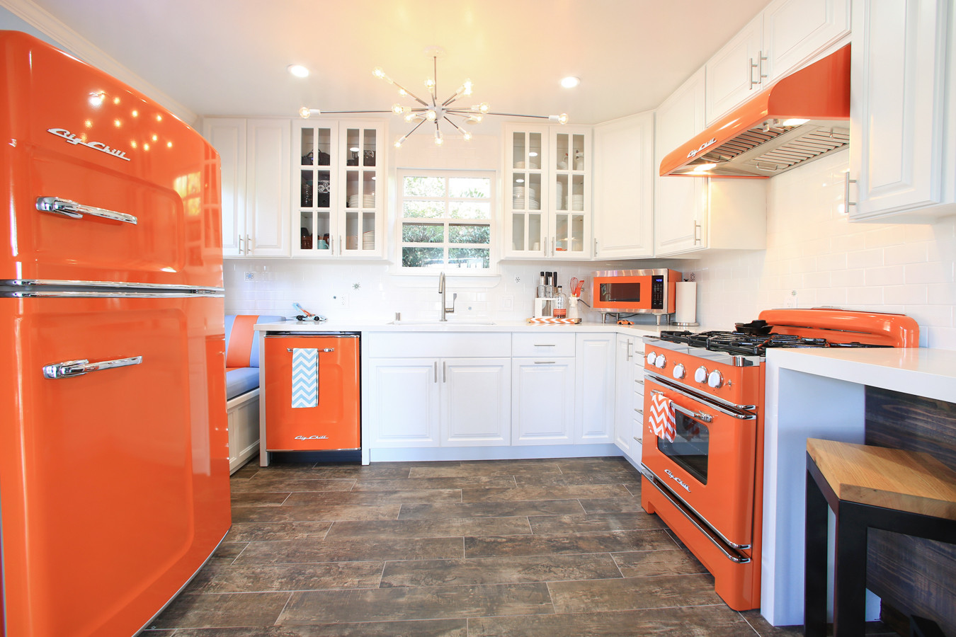 Бытовая техника цвета. Оранжевый холодильник в интерьере кухни. Оранжевая кухня. Оранжевая кухня в интерьере. Кухня с оранжевым холодильником.
