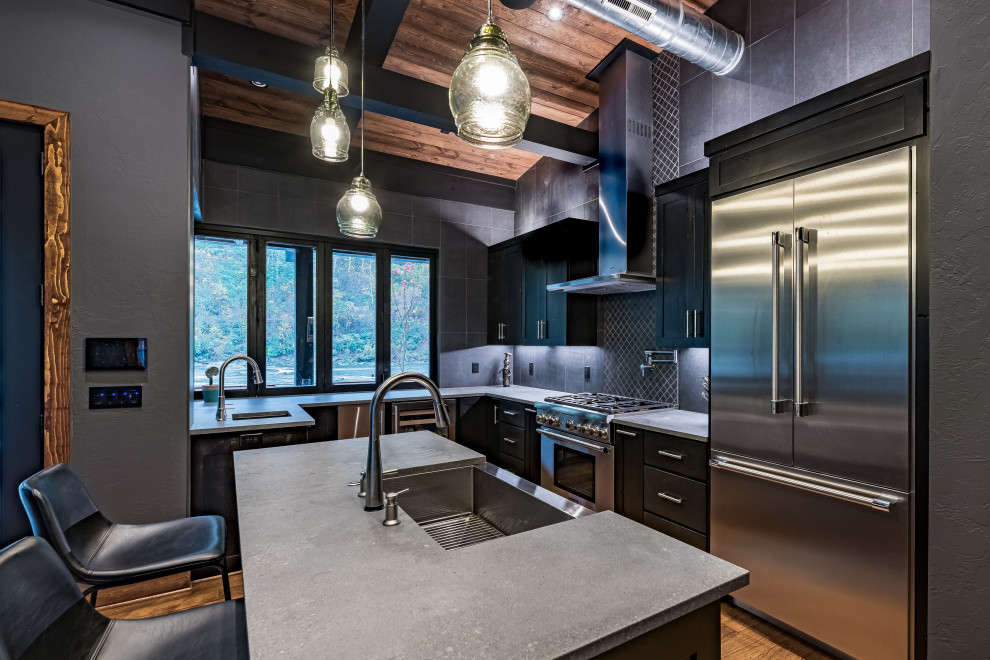 Exempel på ett mellanstort modernt brun brunt kök, med en rustik diskho, luckor med infälld panel, svarta skåp, träbänkskiva, grått stänkskydd, stänkskydd i skiffer, rostfria vitvaror, mellanmörkt trägolv, en köksö och brunt golv