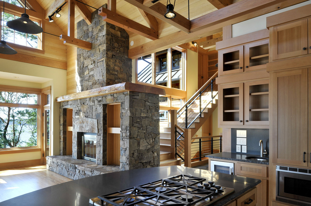 Offene Rustikale Küche mit Schrankfronten im Shaker-Stil, hellen Holzschränken, Quarzwerkstein-Arbeitsplatte und Mauersteinen in Seattle