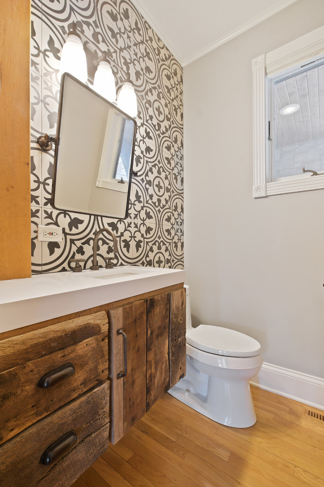 Inspiration för ett mellanstort vintage toalett, med luckor med upphöjd panel, grå skåp, klinkergolv i keramik och beiget golv