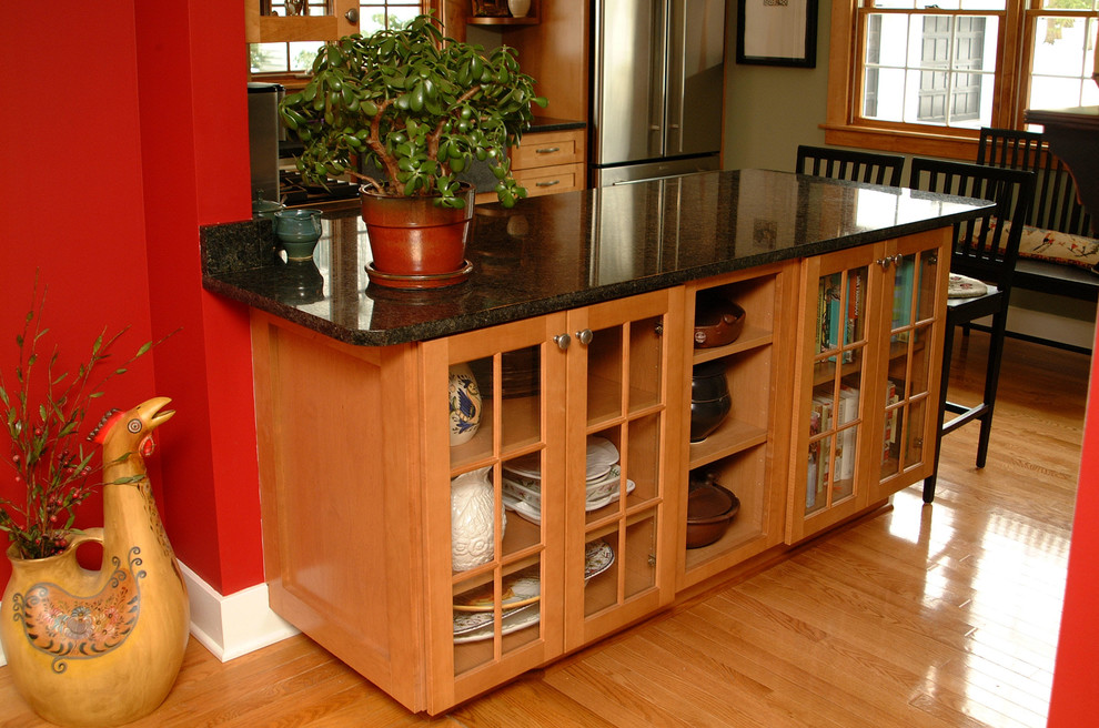Inredning av ett lantligt mellanstort kök, med en rustik diskho, luckor med infälld panel, beige skåp, granitbänkskiva, rostfria vitvaror, ljust trägolv, en halv köksö och brunt golv