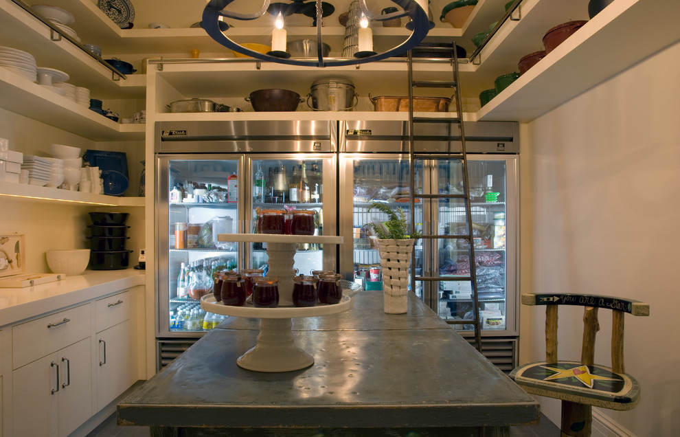 Klassische Küche mit offenen Schränken, weißen Schränken und Küchengeräten aus Edelstahl in Portland