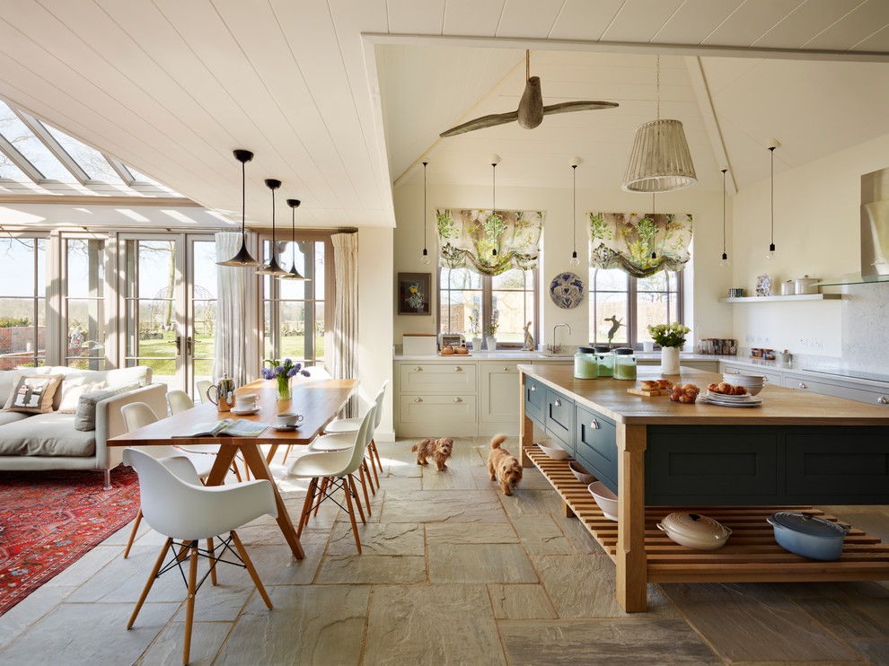 Свежая идея для дизайна: большая угловая кухня-гостиная в стиле кантри с островом и фасадами в стиле шейкер - отличное фото интерьера