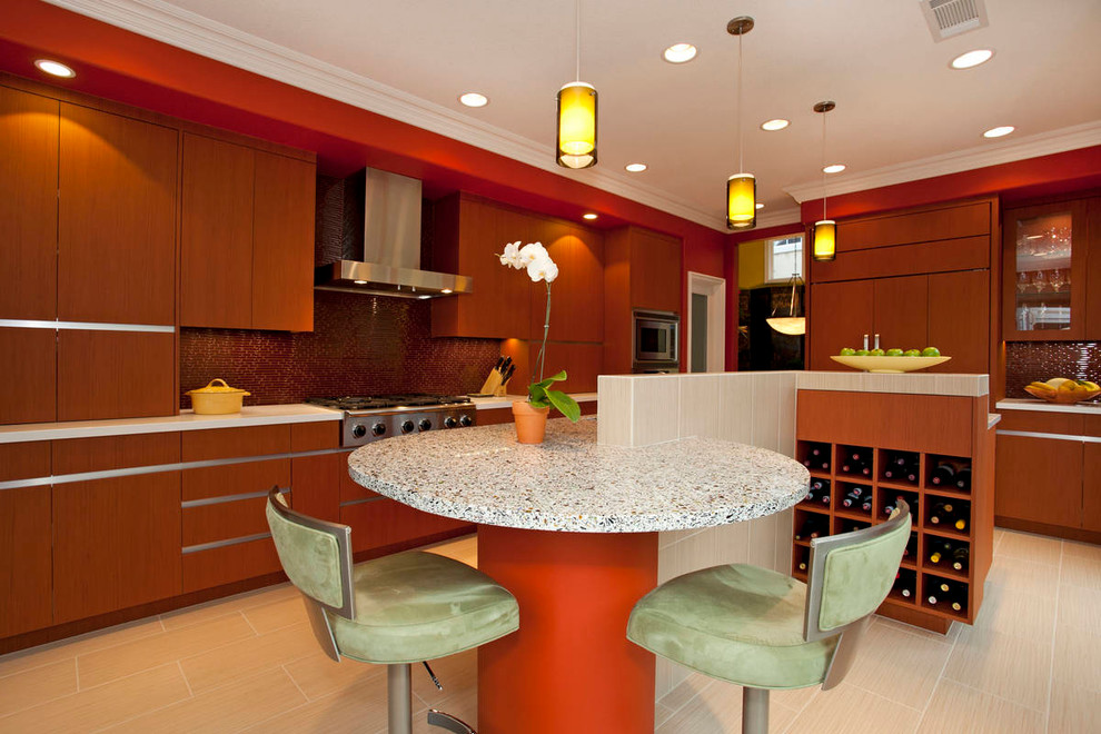 Стильный дизайн: кухня в современном стиле с плоскими фасадами, фасадами цвета дерева среднего тона и коричневым фартуком - последний тренд