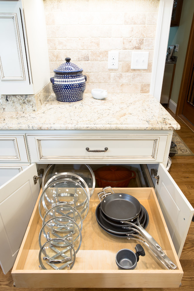 Photo of a contemporary kitchen in Richmond.