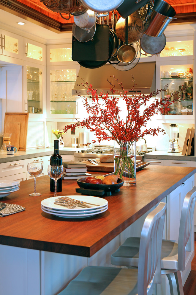 Esempio di una cucina tradizionale con lavello sottopiano, ante bianche, top in legno, elettrodomestici in acciaio inossidabile e pavimento in legno massello medio