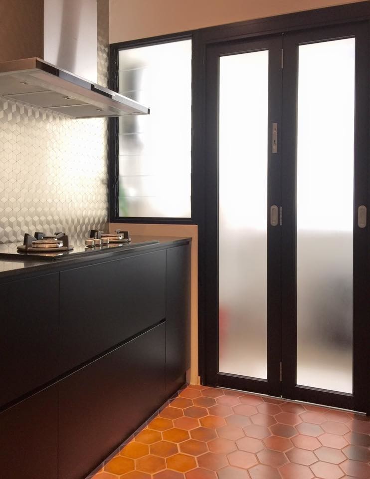 Diseño de cocina de tamaño medio cerrada con salpicadero metalizado y salpicadero con mosaicos de azulejos