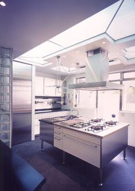 На фото: кухня в стиле модернизм