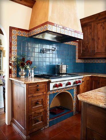 Idéer för ett stort medelhavsstil kök och matrum, med bruna skåp, bänkskiva i kvarts, rostfria vitvaror, klinkergolv i terrakotta, en köksö, blått stänkskydd och stänkskydd i keramik