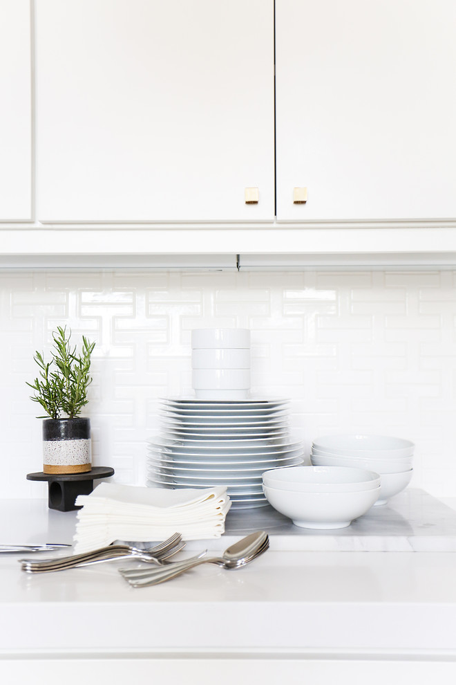 Moderne Küche mit Küchenrückwand in Weiß in Los Angeles