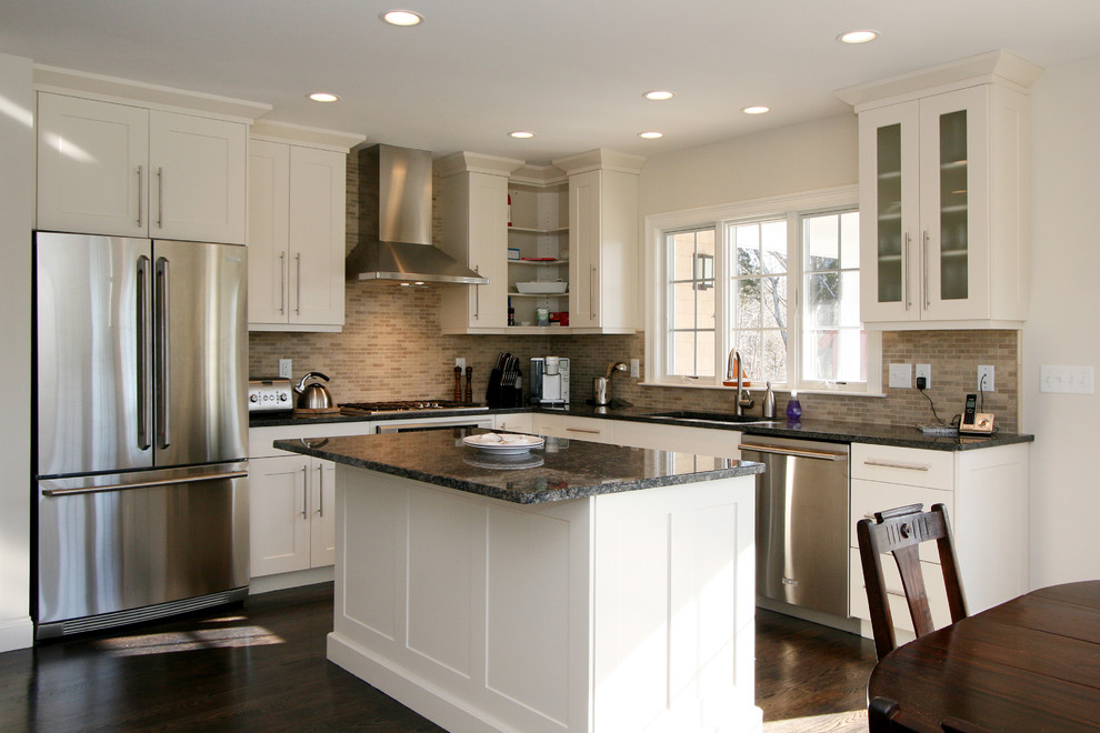 Moderne Küche mit Schrankfronten mit vertiefter Füllung, Granit-Arbeitsplatte, Rückwand aus Glasfliesen, Küchengeräten aus Edelstahl, dunklem Holzboden und Kücheninsel in Boston