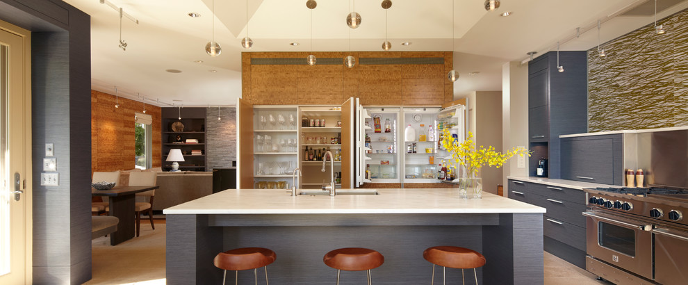 Moderne Küche in L-Form mit flächenbündigen Schrankfronten, grauen Schränken, Marmor-Arbeitsplatte und Küchengeräten aus Edelstahl in Minneapolis