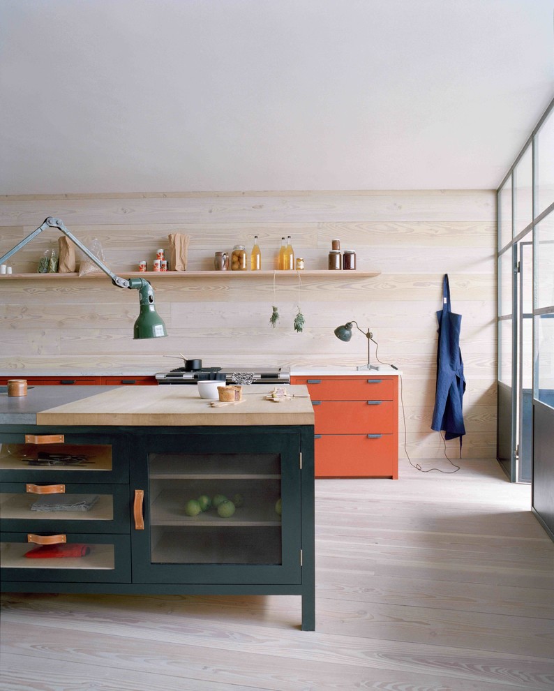 Пример оригинального дизайна: кухня в скандинавском стиле с оранжевыми фасадами и обоями на стенах