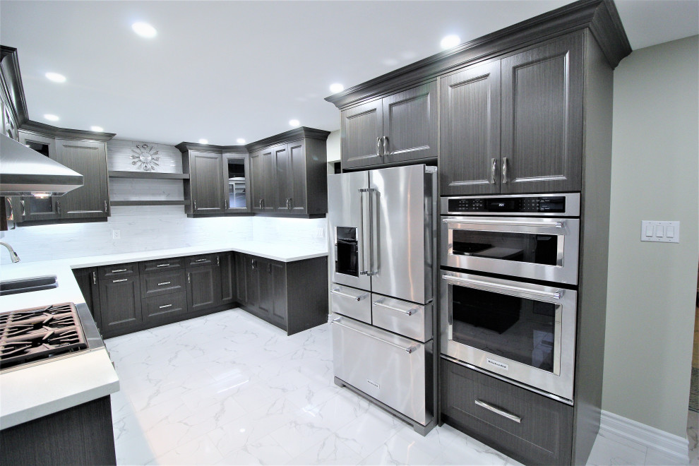 Exempel på ett avskilt, stort klassiskt vit vitt u-kök, med en undermonterad diskho, luckor med infälld panel, skåp i mörkt trä, bänkskiva i kvarts, vitt stänkskydd, stänkskydd i porslinskakel, rostfria vitvaror, marmorgolv och vitt golv