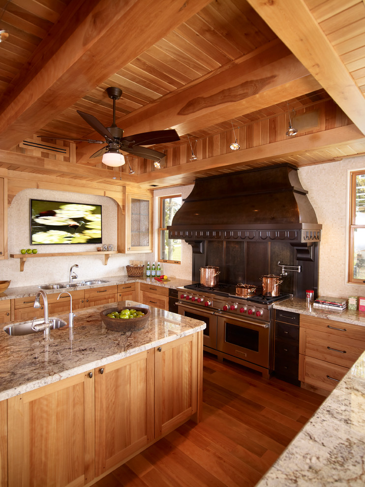 Foto de cocina de estilo americano de obra con armarios estilo shaker, electrodomésticos de acero inoxidable y encimera de granito
